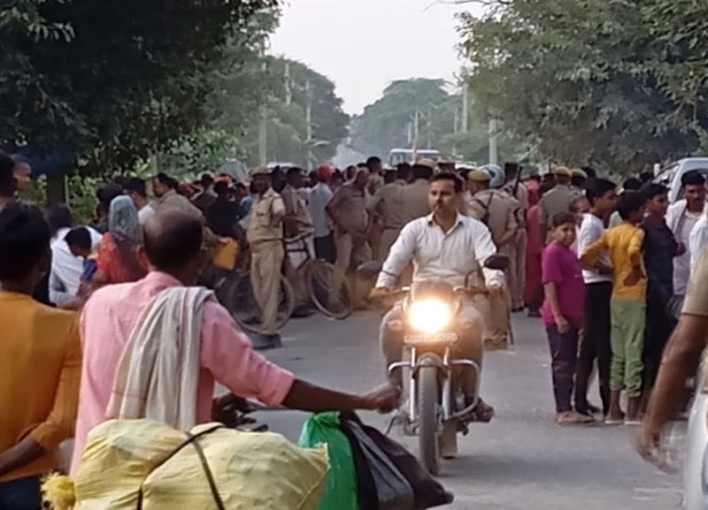हजरतपुर क्षेत्र में जाम के दौरान मौके पर मौजूद पुलिस। संवाद हजरतपुर क्षेत्र में जाम के दौरान मौके पर मौजूद पुलिस। संवाद