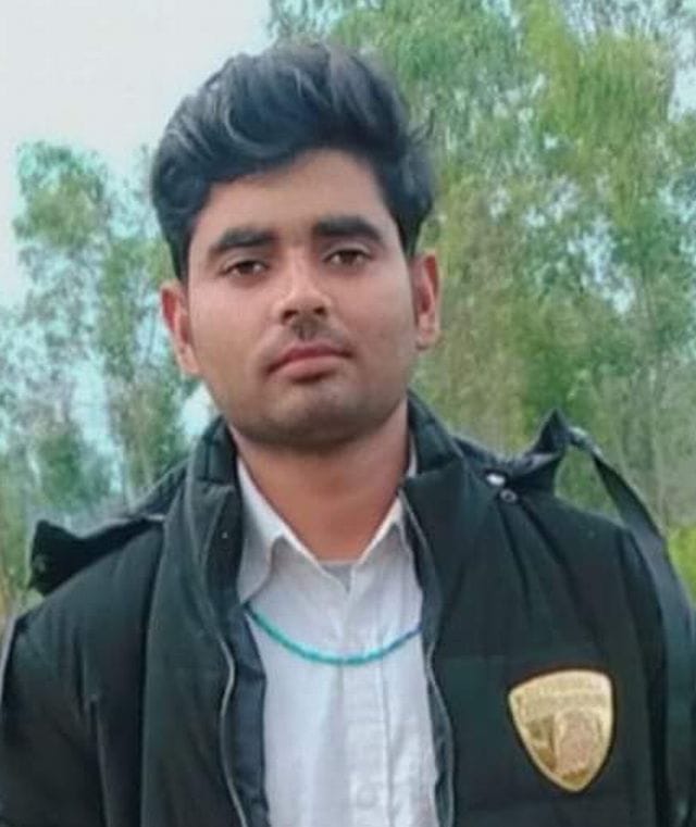 कादरचौक क्षेत्र में मृतक हरिओम को देखते ग्रामीण। संवाद कादरचौक क्षेत्र में मृतक हरिओम को देखते ग्रामीण। संवाद