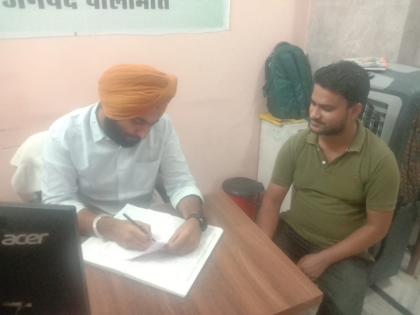 खमरिया पंडरी स्वास्थ्य केंद्र पर मरीज देखते चिकित्सक ओमप्रकाश।संवाद खमरिया पंडरी स्वास्थ्य केंद्र पर मरीज देखते चिकित्सक ओमप्रकाश।संवाद