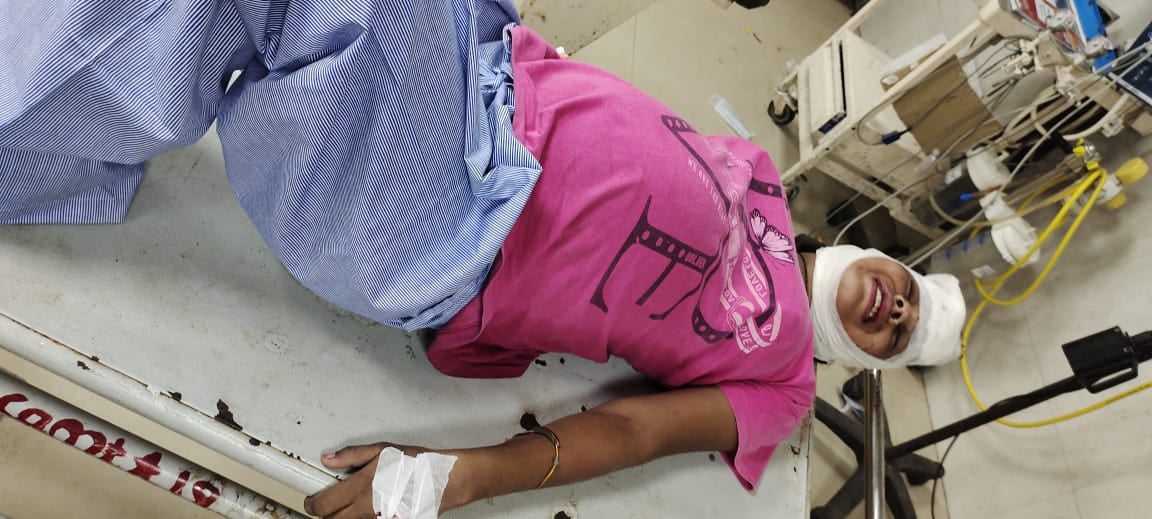 साहा के बाद हुए सड़क हादसे में चोटिल बच्ची साहा के बाद हुए सड़क हादसे में चोटिल बच्ची