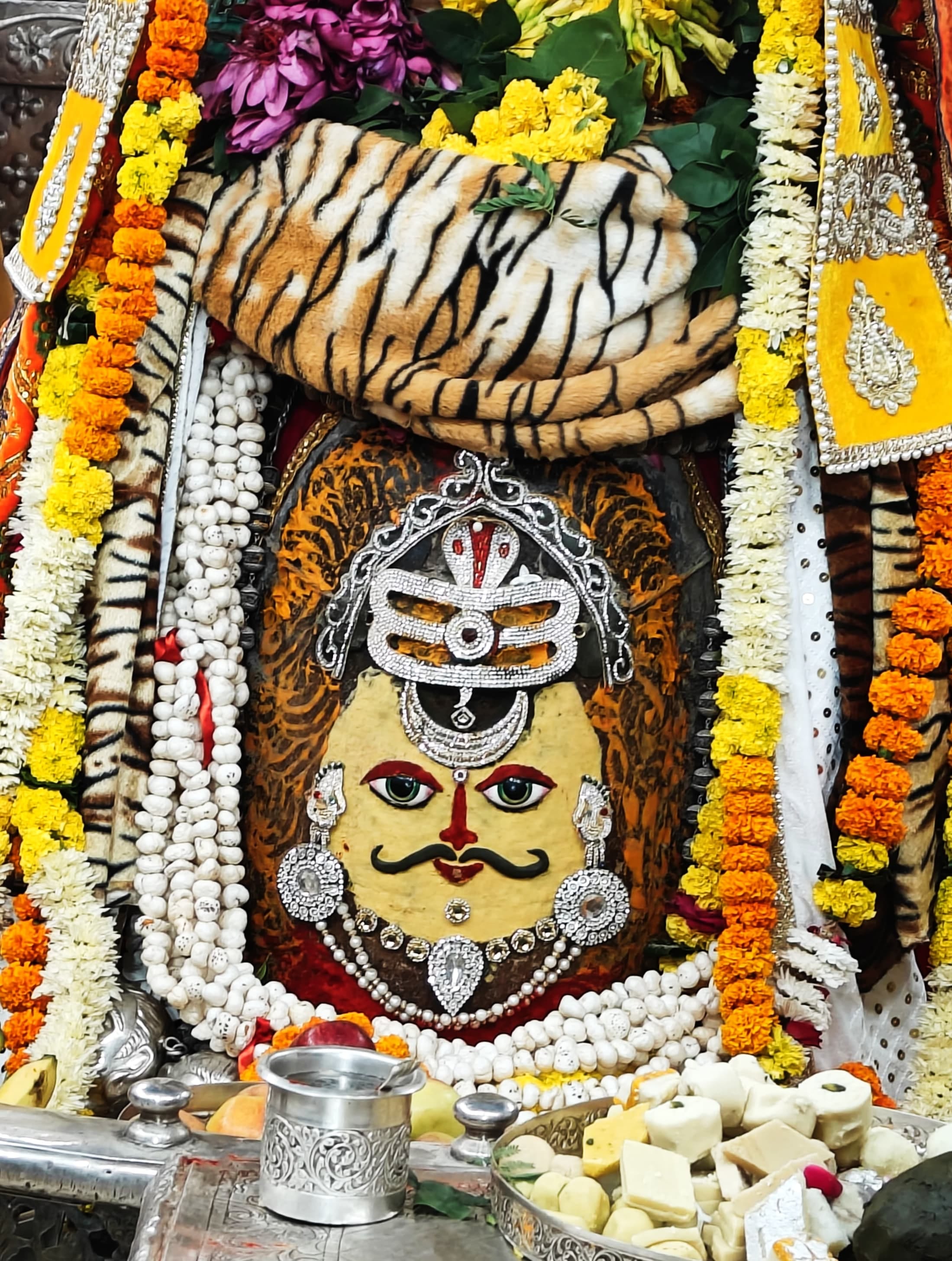 त्रिपुंड, सर्प और चंद्र से भस्मआरती मे सजे बाबा महाकाल... आज दिए कुछ ऐसे दर्शन त्रिपुंड, सर्प और चंद्र से भस्मआरती मे सजे बाबा महाकाल... आज दिए कुछ ऐसे दर्शन