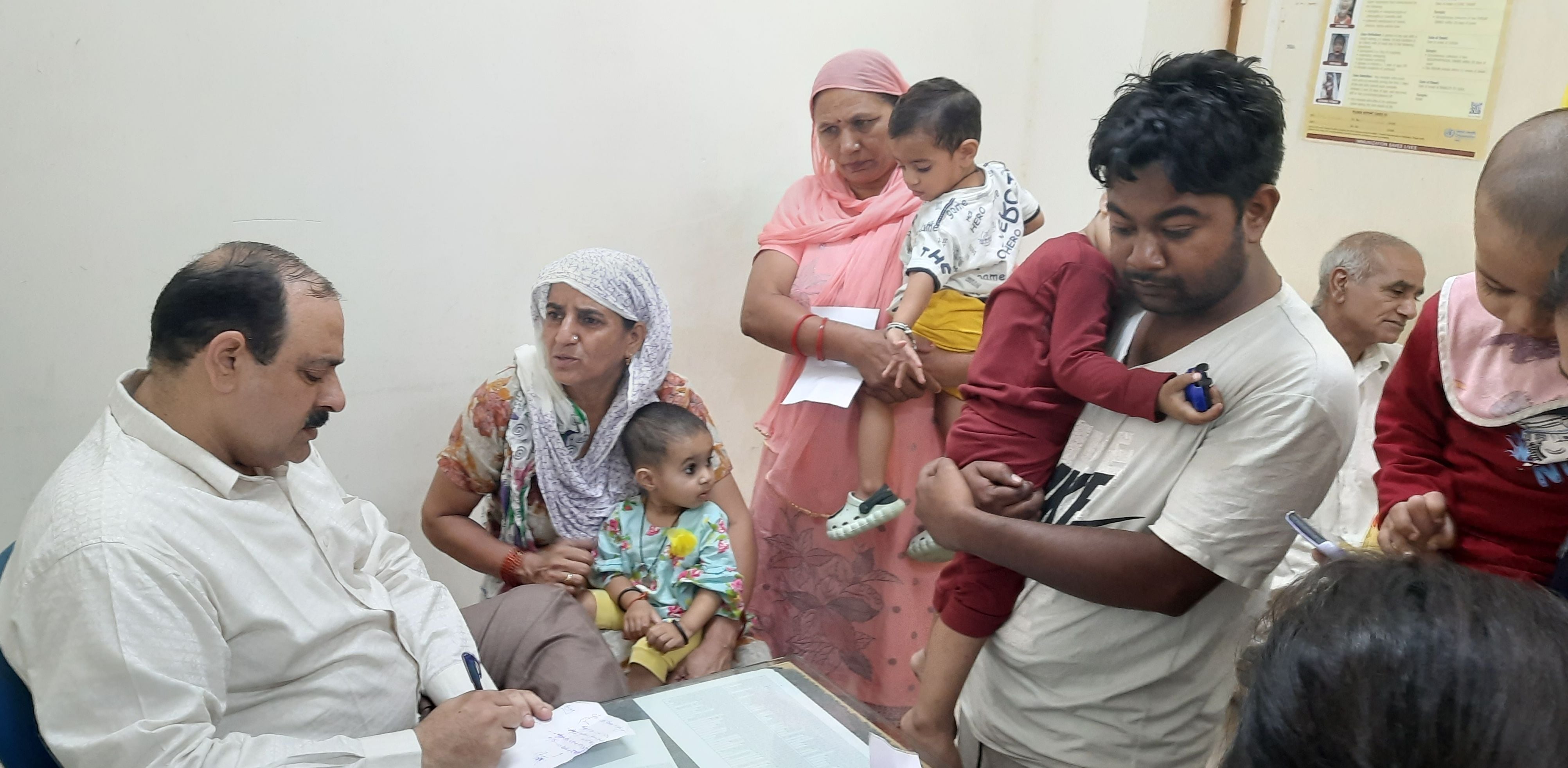 14जेएनडी15 : नागरिक अस्पताल में बच्चों का इलाज करते बाल रोग विशेषज्ञ डॉ. रघुबीर पूनिया। संवाद 14जेएनडी15 : नागरिक अस्पताल में बच्चों का इलाज करते बाल रोग विशेषज्ञ डॉ. रघुबीर पूनिया। संवाद