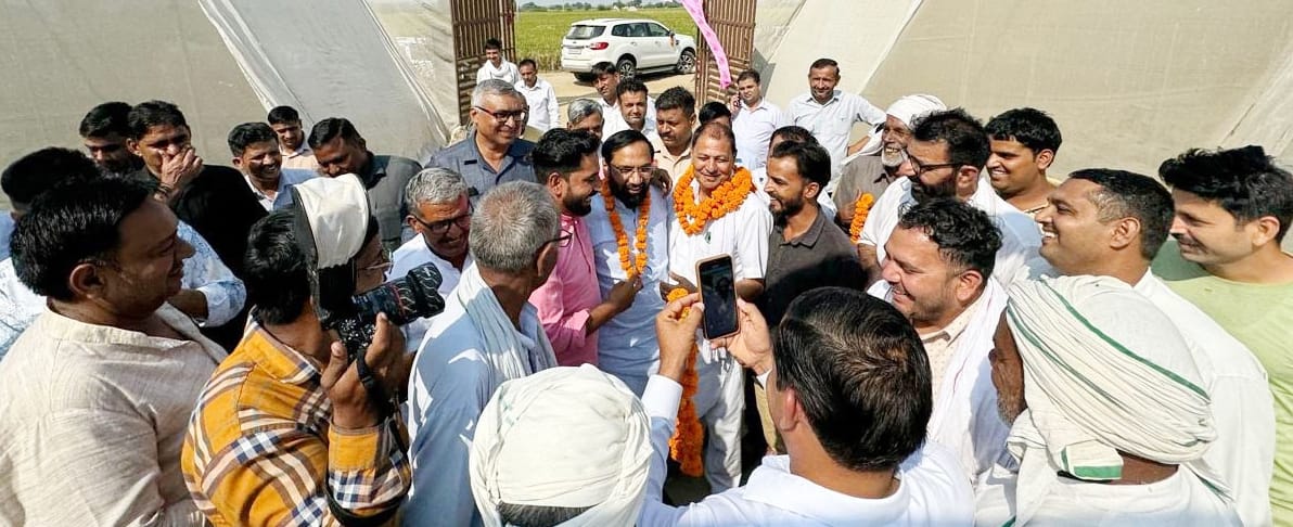 14जेएनडी22: उचाना हलके में जन सम्पर्क अभियान के दौरान भाजपा विधायक देवेंद्र चतुभूर्ज अत्री। संव 14जेएनडी22: उचाना हलके में जन सम्पर्क अभियान के दौरान भाजपा विधायक देवेंद्र चतुभूर्ज अत्री। संव