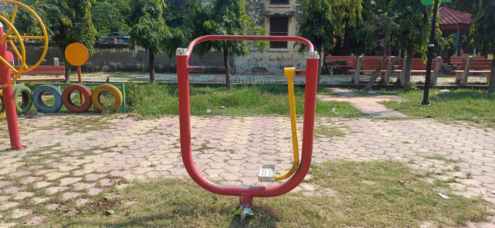छावनी की लाल कुर्ती स्थित स्वर्ण जयंती पार्क के गेट पर पसरी गंदगी। छावनी की लाल कुर्ती स्थित स्वर्ण जयंती पार्क के गेट पर पसरी गंदगी।