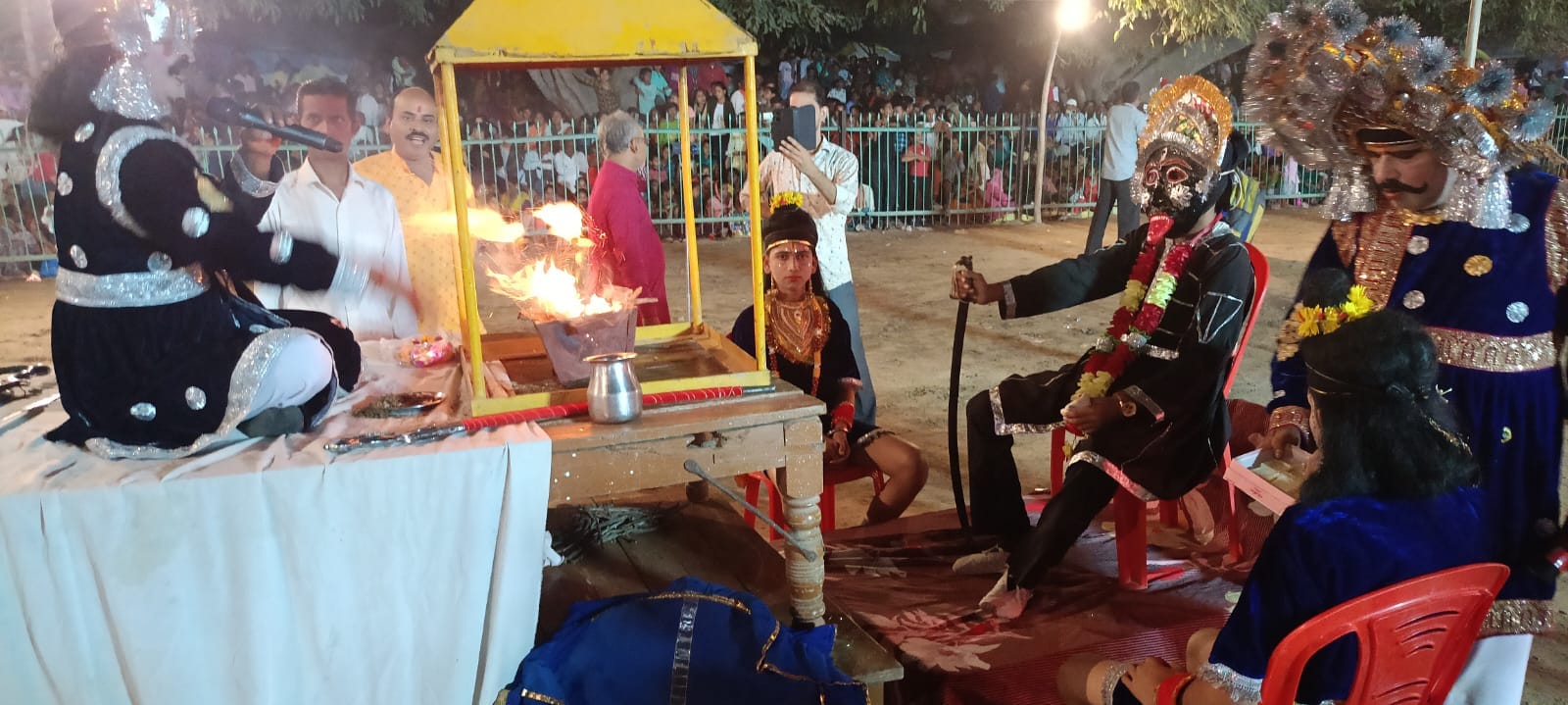 मझोला के दशहरा मेले में प्रस्तुति देते गायक क्षितिज सक्सेना।स्रोत:आयोजन समिति