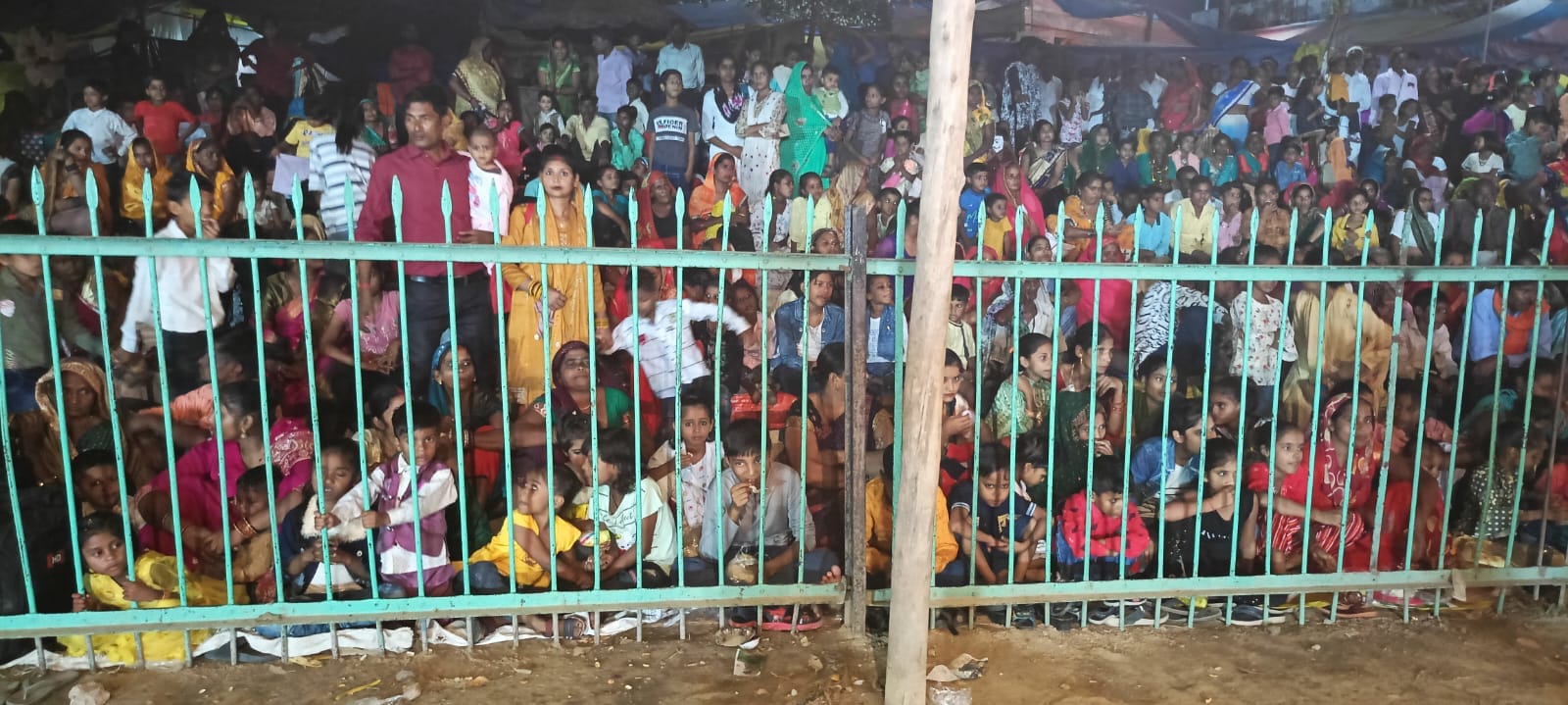 मझोला के दशहरा मेले में प्रस्तुति देते गायक क्षितिज सक्सेना।स्रोत:आयोजन समिति
