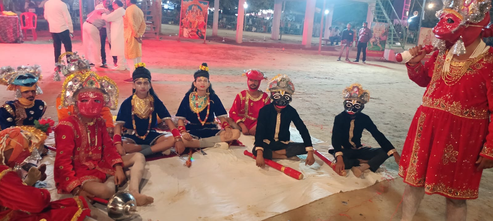 मझोला के दशहरा मेले में प्रस्तुति देते गायक क्षितिज सक्सेना।स्रोत:आयोजन समिति