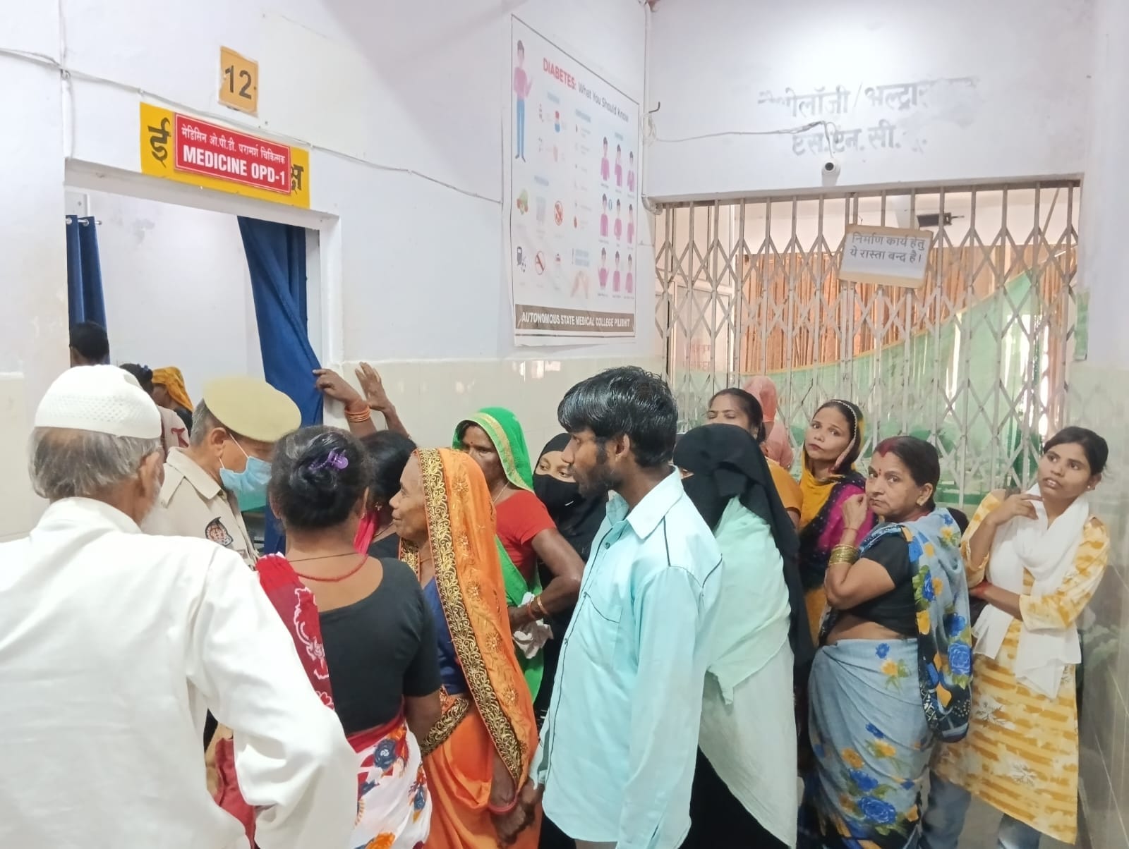 पीलीभीत के जिला चिकित्सालय के दवा वितरण कक्ष पर लगी लोगों की लाइन।संवाद पीलीभीत के जिला चिकित्सालय के दवा वितरण कक्ष पर लगी लोगों की लाइन।संवाद