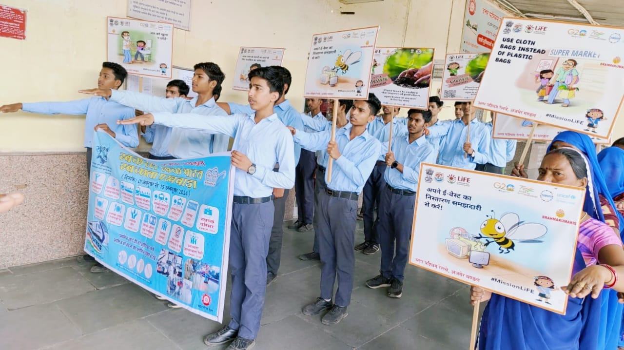 सिरोही। व्यापक सफाई अभियान  के साथ स्वच्छता पखवाड़ा का समापन, रेलकर्मियों द्वारा इसके लिए यात्रि