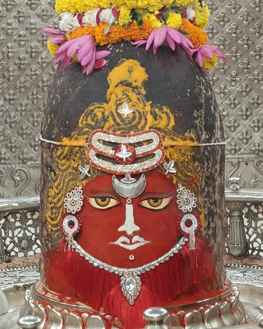 त्रिपुंड, चन्द्र और कुमकुम से भस्मआरती मे कुछ ऐसे सजे बाबा महाकाल...सब देखते ही रह गए त्रिपुंड, चन्द्र और कुमकुम से भस्मआरती मे कुछ ऐसे सजे बाबा महाकाल...सब देखते ही रह गए