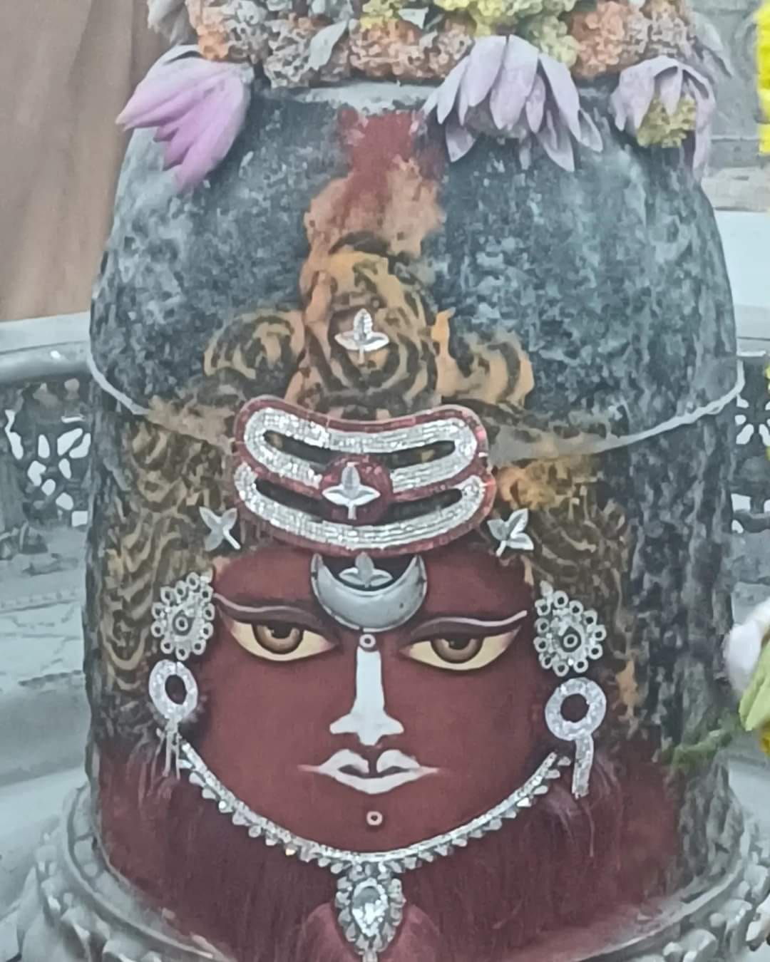 त्रिपुंड, चन्द्र और कुमकुम से भस्मआरती मे कुछ ऐसे सजे बाबा महाकाल...सब देखते ही रह गए त्रिपुंड, चन्द्र और कुमकुम से भस्मआरती मे कुछ ऐसे सजे बाबा महाकाल...सब देखते ही रह गए