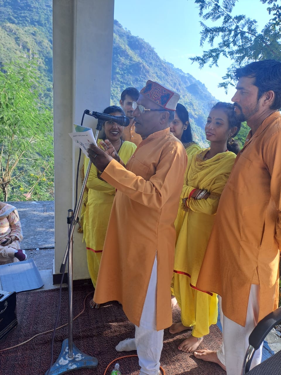 बिलासपुर के कंदरौर में आयोजित कार्यक्रम में प्रस्तुति देते नटराज सांस्कृतिक कला मंच घुमारवीं के बिलासपुर के कंदरौर में आयोजित कार्यक्रम में प्रस्तुति देते नटराज सांस्कृतिक कला मंच घुमारवीं के