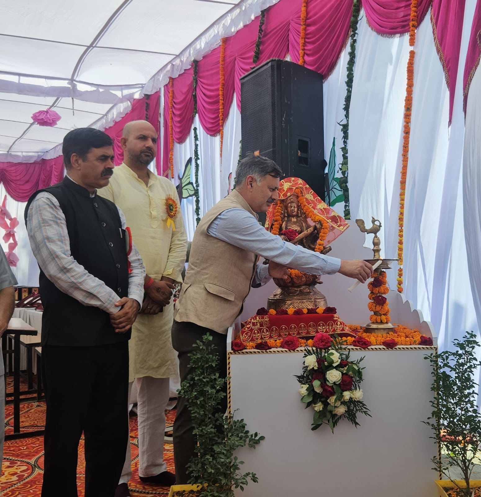 बिलासपुर कॉलेज में इंटर युवा महोत्सव के समापन अवसर पर नृत्य प्रस्तुत करता युवक । संवाद बिलासपुर कॉलेज में इंटर युवा महोत्सव के समापन अवसर पर नृत्य प्रस्तुत करता युवक । संवाद