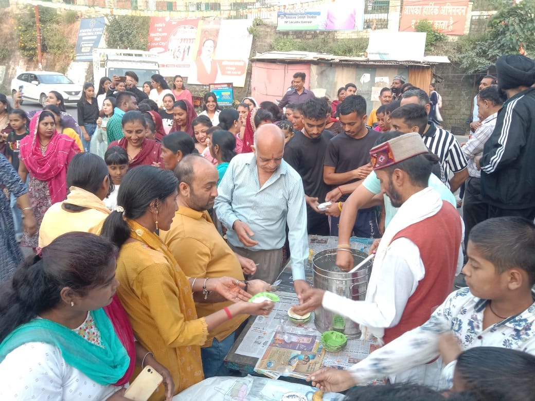 बिलासपुर में महर्षि वाल्मीकि जयंती के उपलक्ष्य पर निकाली शोभायात्रा के दौरान खीर के भंडारे का आ बिलासपुर में महर्षि वाल्मीकि जयंती के उपलक्ष्य पर निकाली शोभायात्रा के दौरान खीर के भंडारे का आ