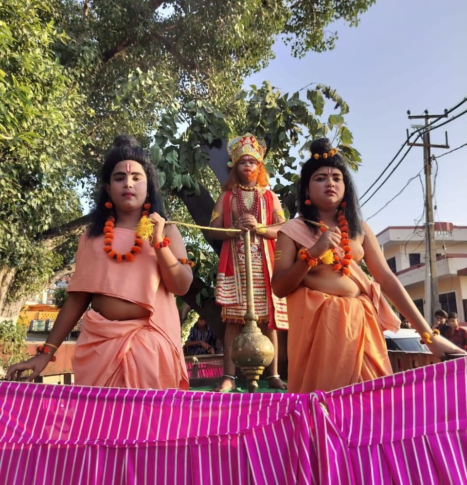 बिलासपुर में महर्षि वाल्मीकि जयंती के उपलक्ष्य पर निकाली शोभायात्रा के दौरान खीर के भंडारे का आ बिलासपुर में महर्षि वाल्मीकि जयंती के उपलक्ष्य पर निकाली शोभायात्रा के दौरान खीर के भंडारे का आ