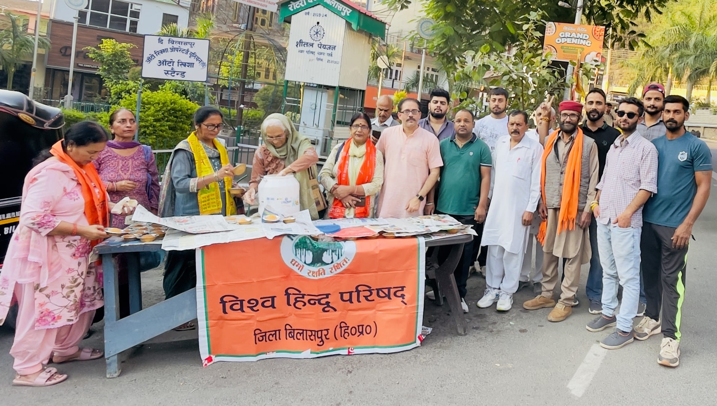 बिलासपुर में महर्षि वाल्मीकि जयंती के उपलक्ष्य पर निकाली शोभायात्रा के दौरान खीर के भंडारे का आ बिलासपुर में महर्षि वाल्मीकि जयंती के उपलक्ष्य पर निकाली शोभायात्रा के दौरान खीर के भंडारे का आ