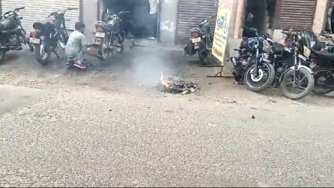 फोटो 17. सोनीपत के ईदगाह रोड पर ग्रैप लागू होने के बावजूद सड़क पर जलाया जा रहा कूड़ा। स्रोत: नग फोटो 17. सोनीपत के ईदगाह रोड पर ग्रैप लागू होने के बावजूद सड़क पर जलाया जा रहा कूड़ा। स्रोत: नग