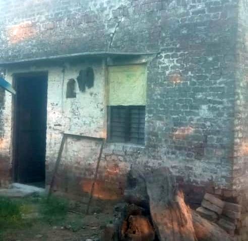 फोटो 19- सोनीपत के खरखौदा में वह मकान जहां से राज मिस्त्री अपने मजदूर साथियों के साथ नकदी और जे फोटो 19- सोनीपत के खरखौदा में वह मकान जहां से राज मिस्त्री अपने मजदूर साथियों के साथ नकदी और जे
