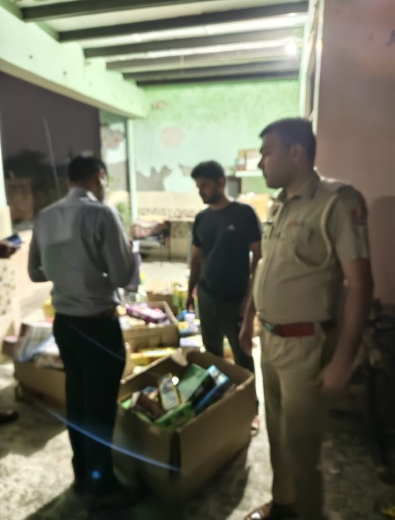 फोटो :21: सोनीपत के गांव भैंरा बांकीपुर में छापा डालकर पटाखों की जांच करती टीम। स्रोत पुलिस प्र फोटो :21: सोनीपत के गांव भैंरा बांकीपुर में छापा डालकर पटाखों की जांच करती टीम। स्रोत पुलिस प्र
