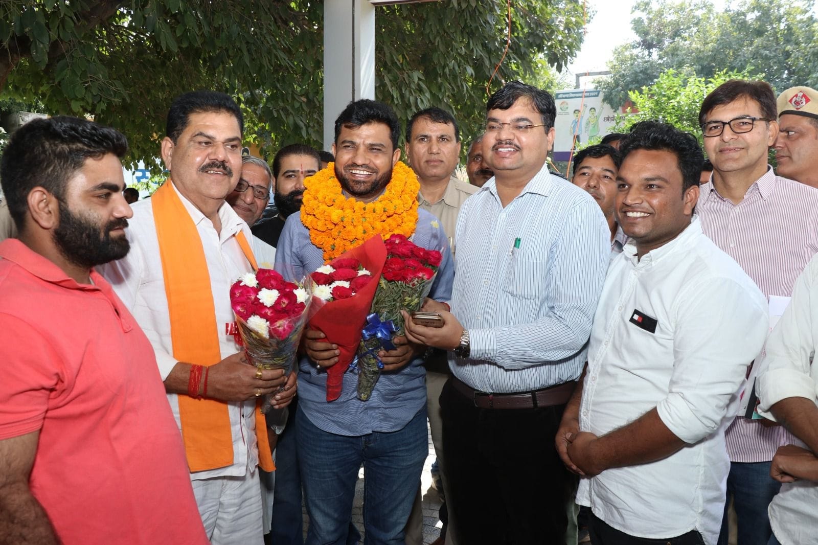 फोटो 23. सोनीपत के गन्नौर से विधायक देवेंद्र कादियान को बुके भेंट करते नपाध्यक्ष अरुण त्यागी व 