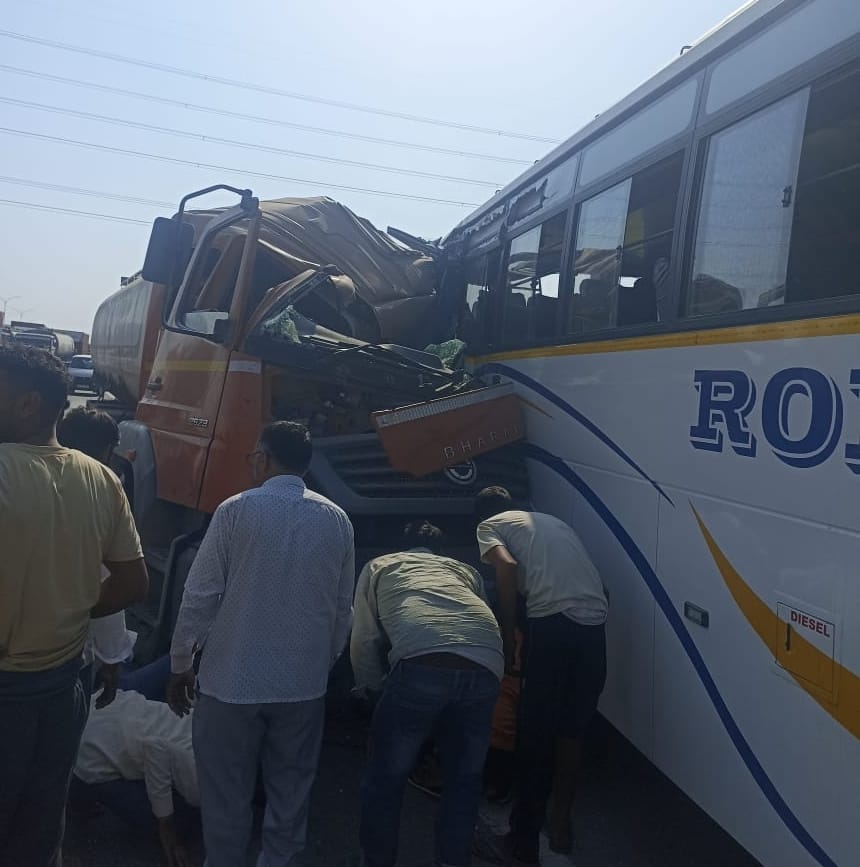 -फोटो 64 : केएमपी पर खड़ी बस से टकराया केमिकल से भरा टैंकर। -फोटो 64 : केएमपी पर खड़ी बस से टकराया केमिकल से भरा टैंकर।