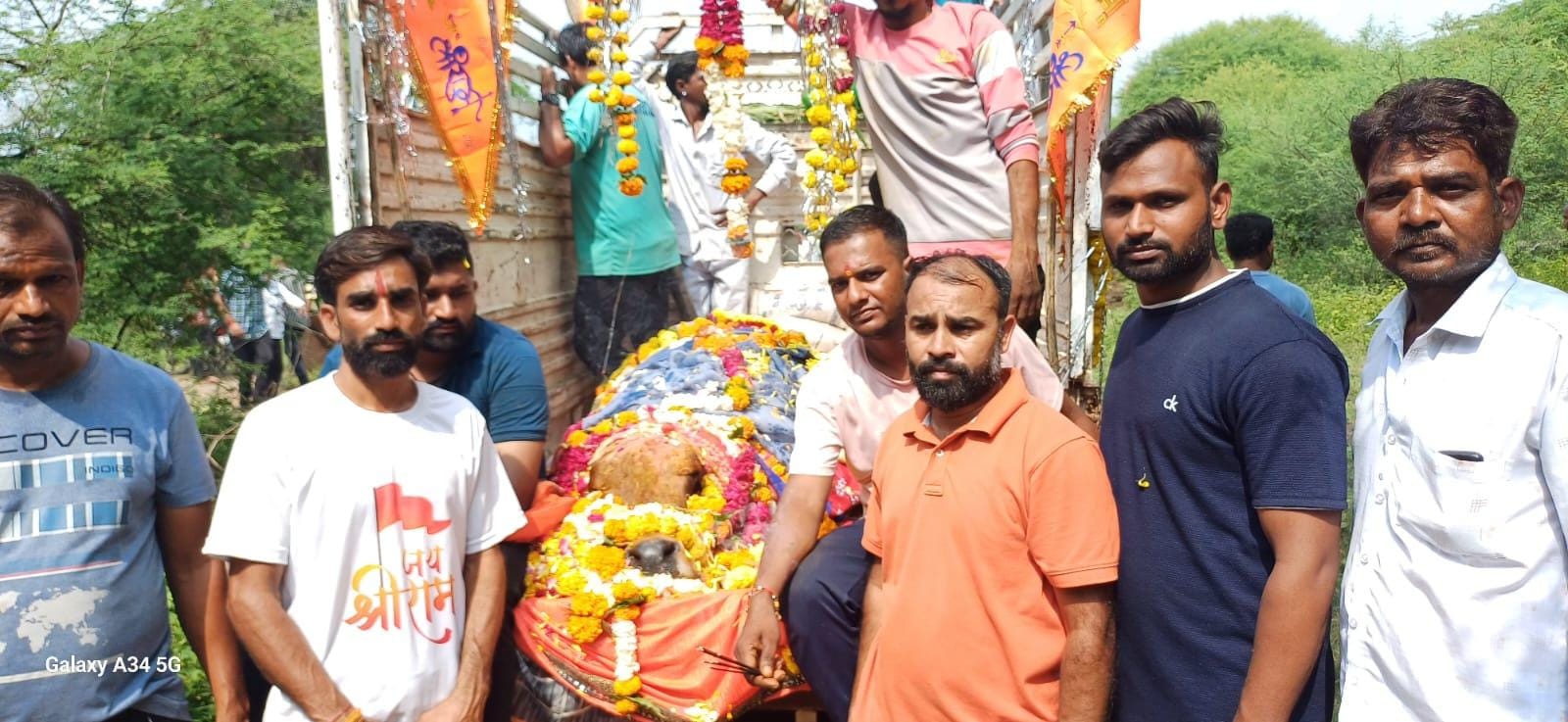 गौ माता को दी गई अनूठी विदाई, बैंड-बाजे के साथ निकाली गई शवयात्रा, अंतिम यात्रा में उमड़ी भीड़
