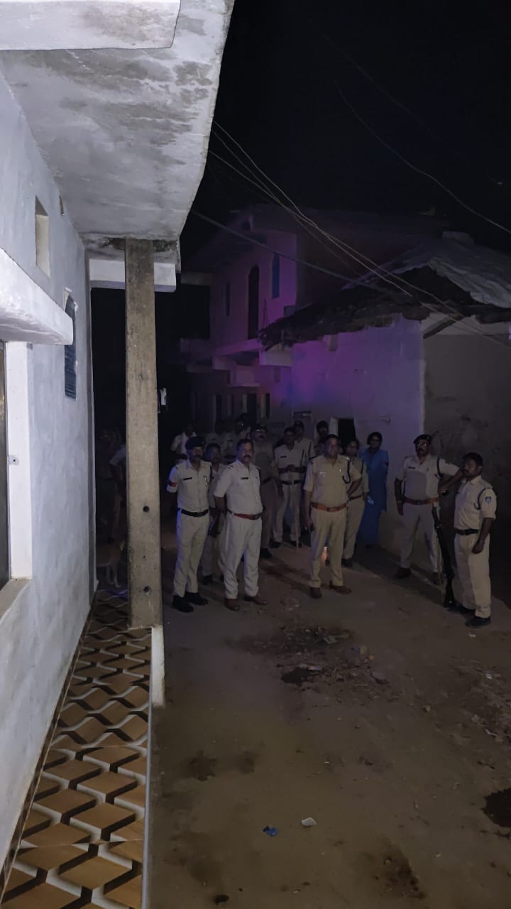गांव की गलियों में डले पत्थर और मोजूद पुलिस गांव की गलियों में डले पत्थर और मोजूद पुलिस