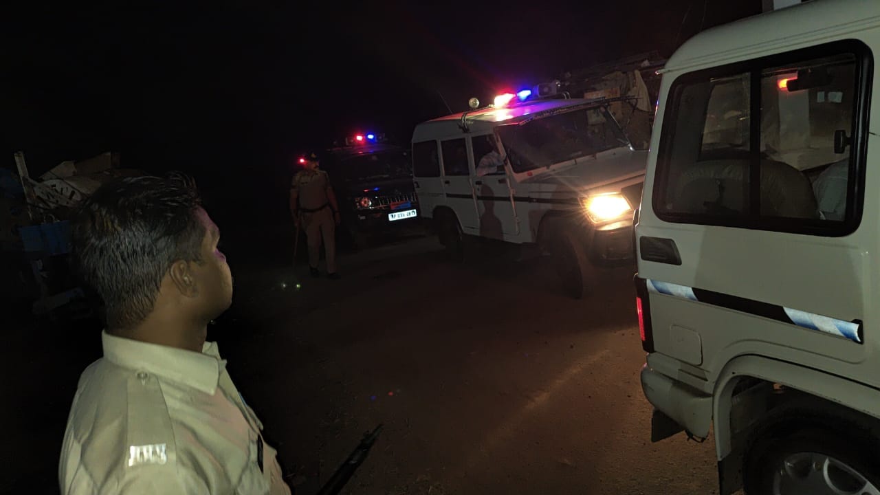 गांव की गलियों में डले पत्थर और मोजूद पुलिस गांव की गलियों में डले पत्थर और मोजूद पुलिस