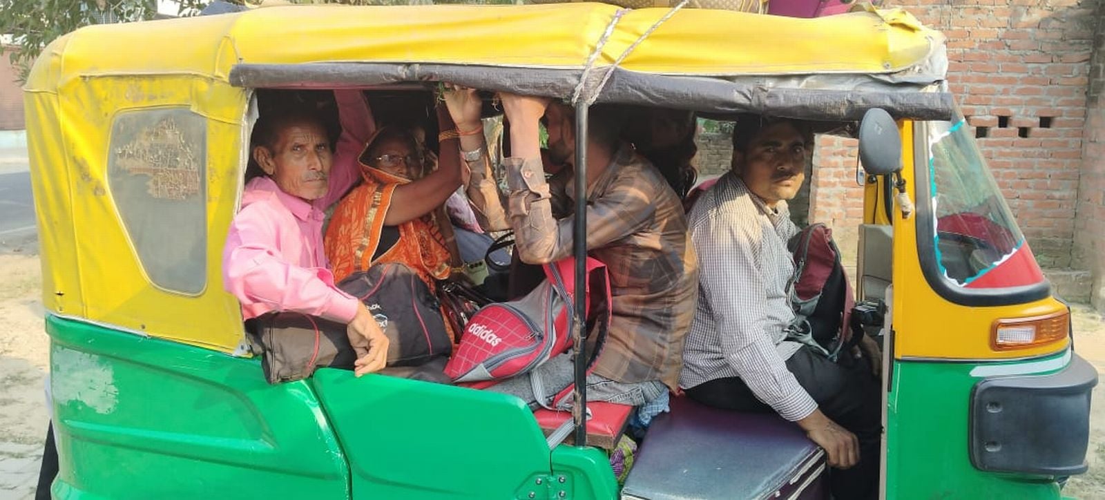 खैराती चौक पर लगे जाम में फंसे वाहन। संवाद
