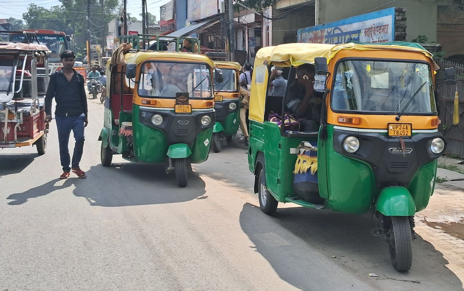 खैराती चौक पर लगे जाम में फंसे वाहन। संवाद