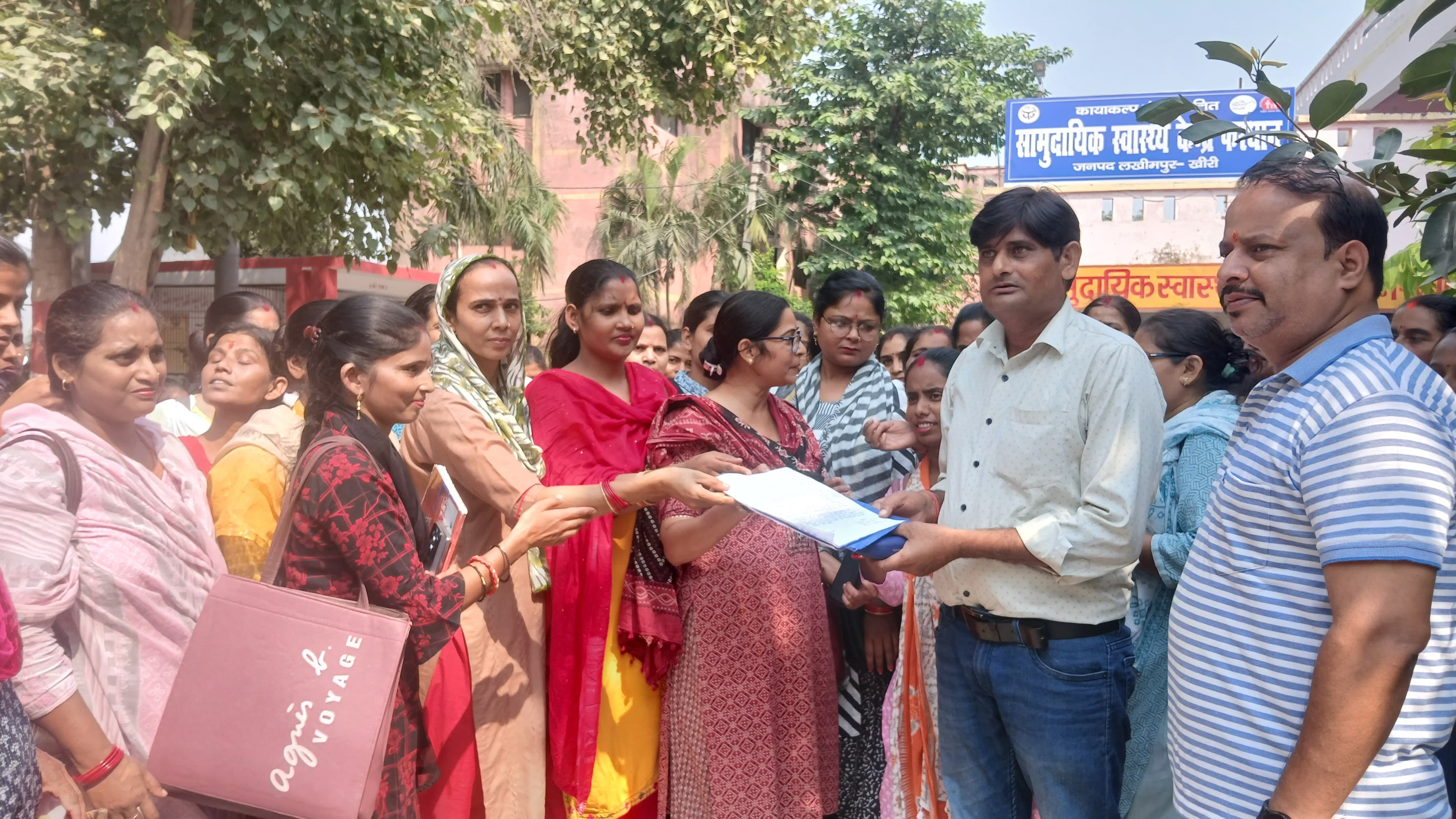 सीएमओ कार्यालय पर प्रदर्शन करती एएनएम। संवाद सीएमओ कार्यालय पर प्रदर्शन करती एएनएम। संवाद