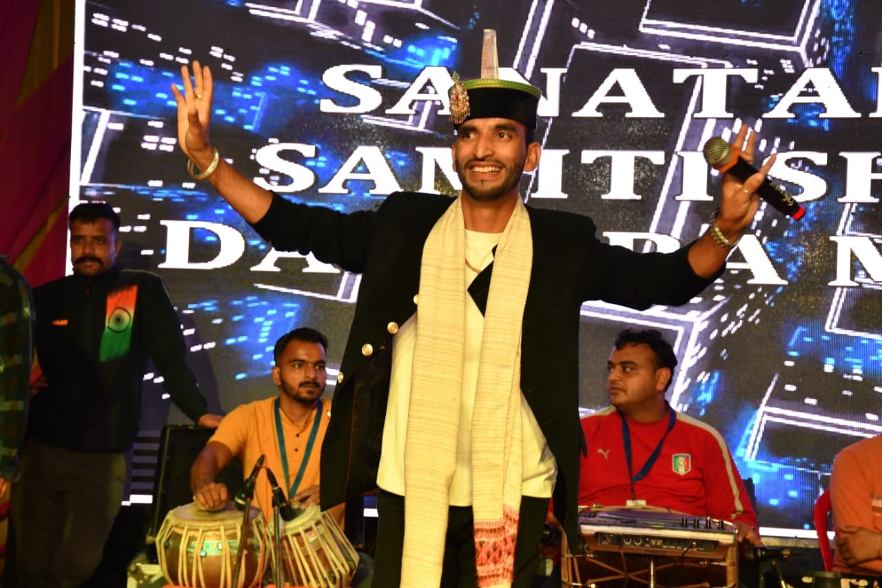 शाहतलाई में आयोजित मेले की सांस्कृतिक संध्या में प्रस्तुति देती बच्ची। संवाद शाहतलाई में आयोजित मेले की सांस्कृतिक संध्या में प्रस्तुति देती बच्ची। संवाद
