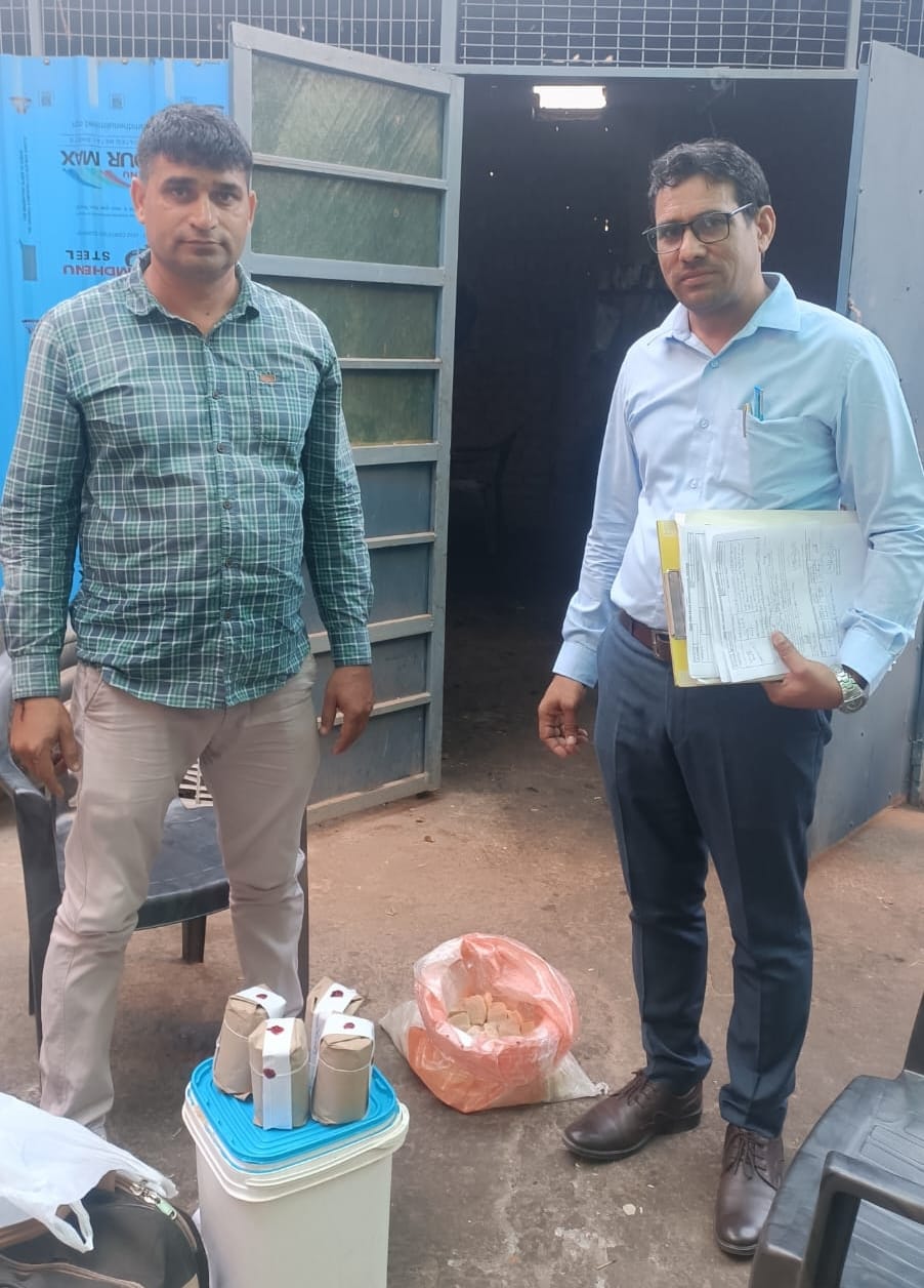 16सीटीके03..महम में मिष्ठान प्रतिष्ठान से सैंपल लेने पहुंचे खाद्य सुरक्षा अधिकारी डॉ. योगेश क 16सीटीके03..महम में मिष्ठान प्रतिष्ठान से सैंपल लेने पहुंचे खाद्य सुरक्षा अधिकारी डॉ. योगेश क
