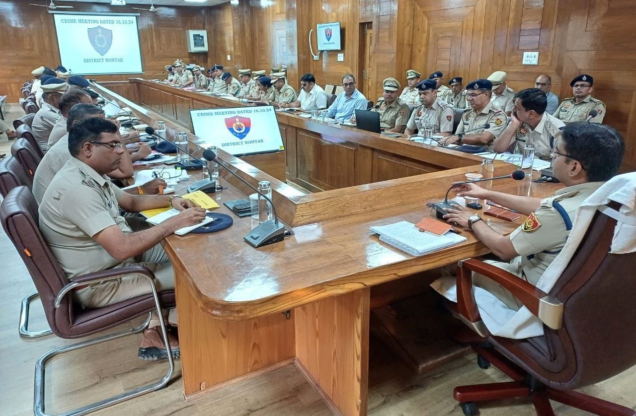 16सीटीके26..पुलिस अधिकारी के साथ बैठक करते एसपी हिमांशु गर्ग। संवाद 16सीटीके26..पुलिस अधिकारी के साथ बैठक करते एसपी हिमांशु गर्ग। संवाद