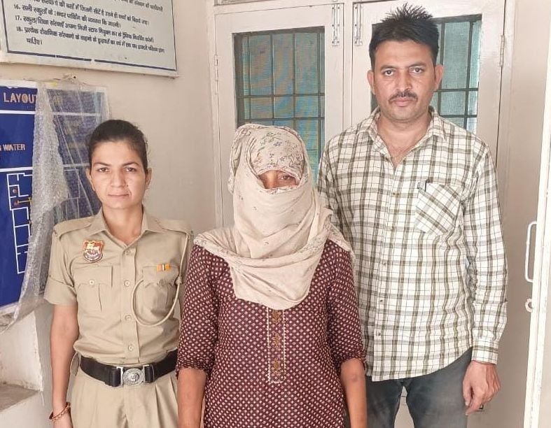 16सीटीके33..पुलिस गिरफ्त में नशा तस्करों की आरोपी महिला। स्रोत:पुलिस