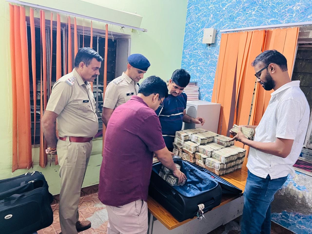 2 करोड़ नजदीकी गिनती करते पुलिस और आयकर विभाग 2 करोड़ नजदीकी गिनती करते पुलिस और आयकर विभाग