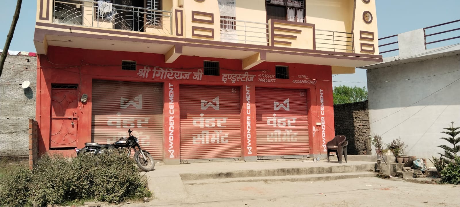 बिलगवा मार्ग पर सीमेंट की दुकान पर चेंकिंग करते एसडीएम व अन्य अधिकारी। स्रोत:सोशल मीडिया