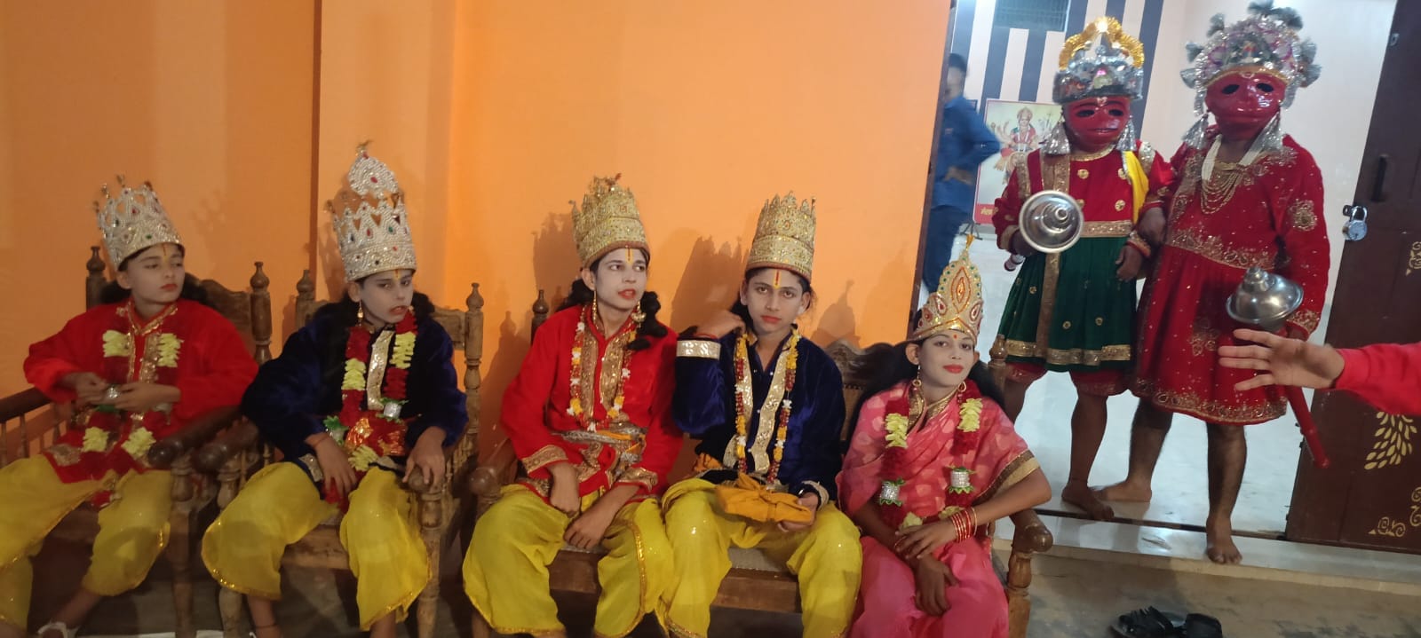 बीसलपुर रामलीला मेले में लगी दुकानों पर खरीददारी करते लोग। संवाद