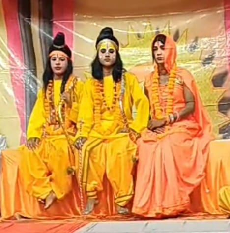 बीसलपुर रामलीला मेले में लगी दुकानों पर खरीददारी करते लोग। संवाद