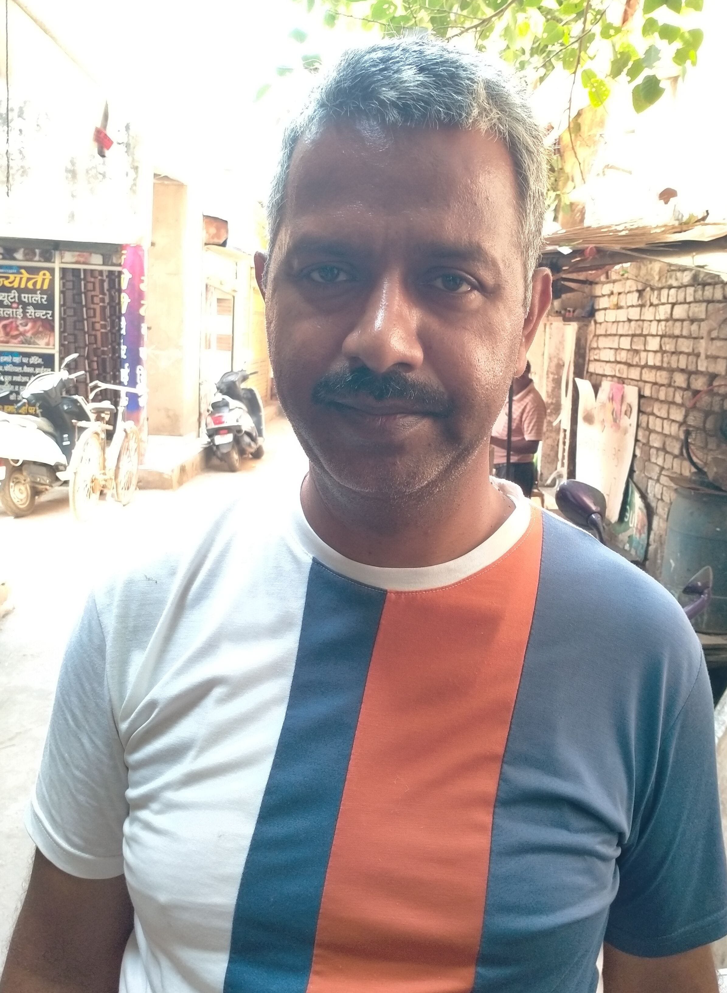 फोटो संख्या:71-भूतपूर्व सैनिक  कैंटिन के बाहर खड़े वाहन--संवाद