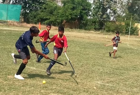 जिला स्पोर्ट स्टेडियम में आयोजित हॉकी मैच से पूर्व खिलाड़ियों से परिचय प्राप्त करते एसपी ग्राम जिला स्पोर्ट स्टेडियम में आयोजित हॉकी मैच से पूर्व खिलाड़ियों से परिचय प्राप्त करते एसपी ग्राम