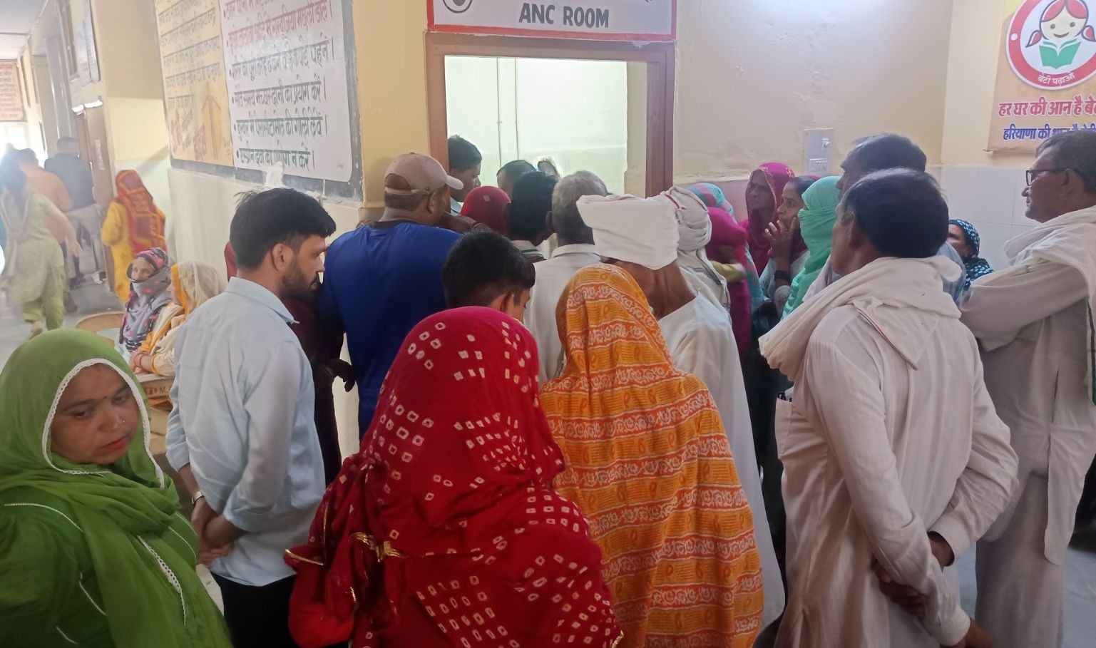 कलानौर 01..मरीज को देखते हुए वरिष्ठ चिकित्सक अधिकारी डॉ कमला वर्मा। संवाद कलानौर 01..मरीज को देखते हुए वरिष्ठ चिकित्सक अधिकारी डॉ कमला वर्मा। संवाद