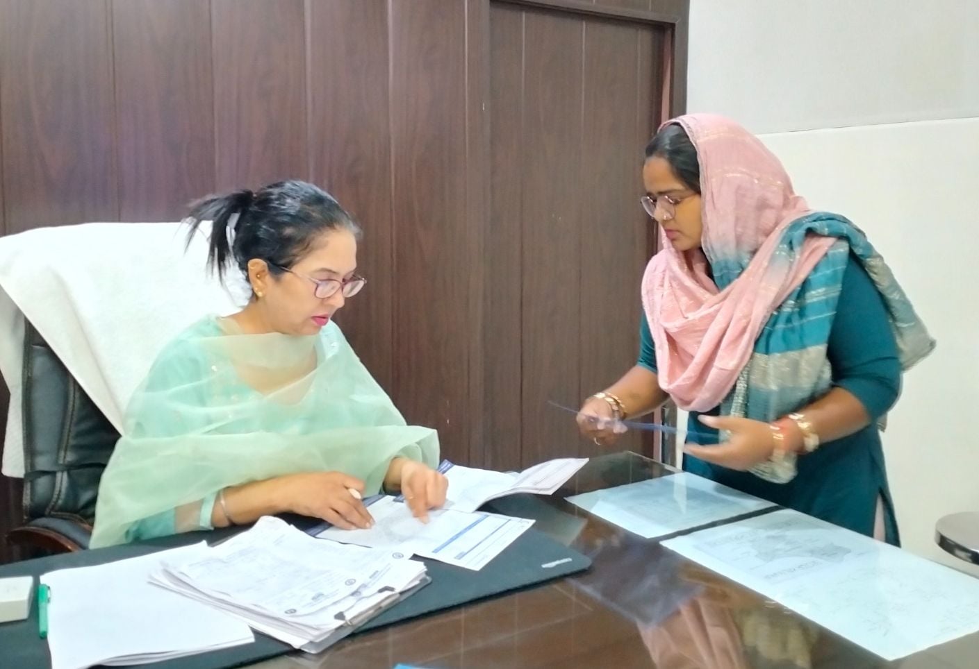 कलानौर 01..मरीज को देखते हुए वरिष्ठ चिकित्सक अधिकारी डॉ कमला वर्मा। संवाद कलानौर 01..मरीज को देखते हुए वरिष्ठ चिकित्सक अधिकारी डॉ कमला वर्मा। संवाद
