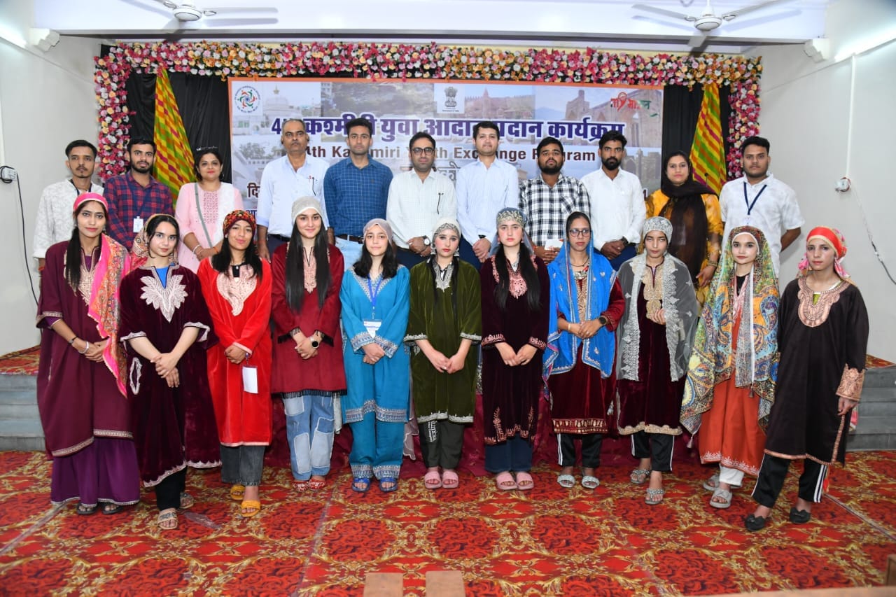 कश्मीरी युवा राजस्थानी संस्कृति से हुए अभिभूत