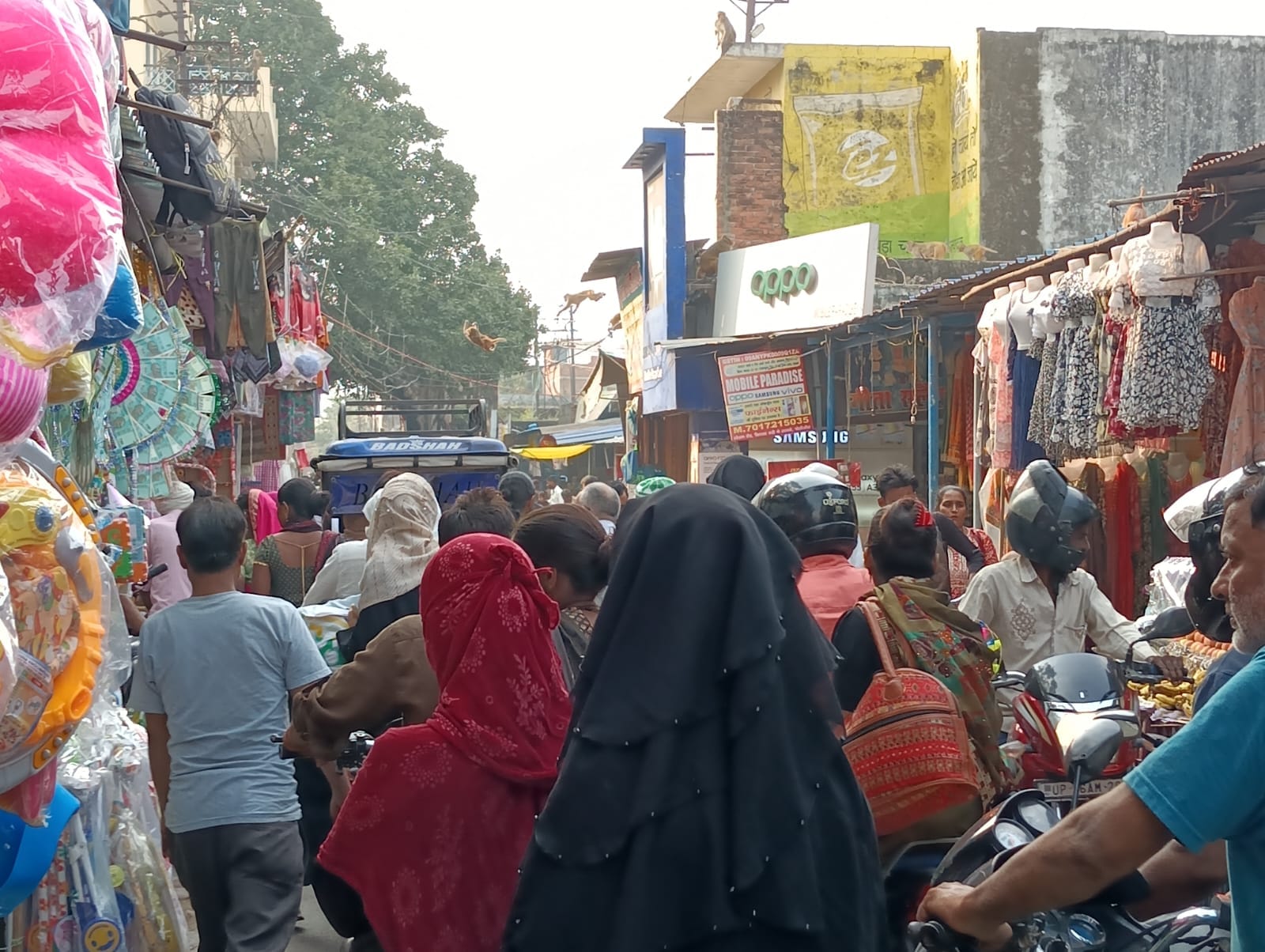 पीलीभीत के बरेली गेट के पास लगा जाम।संवाद पीलीभीत के बरेली गेट के पास लगा जाम।संवाद
