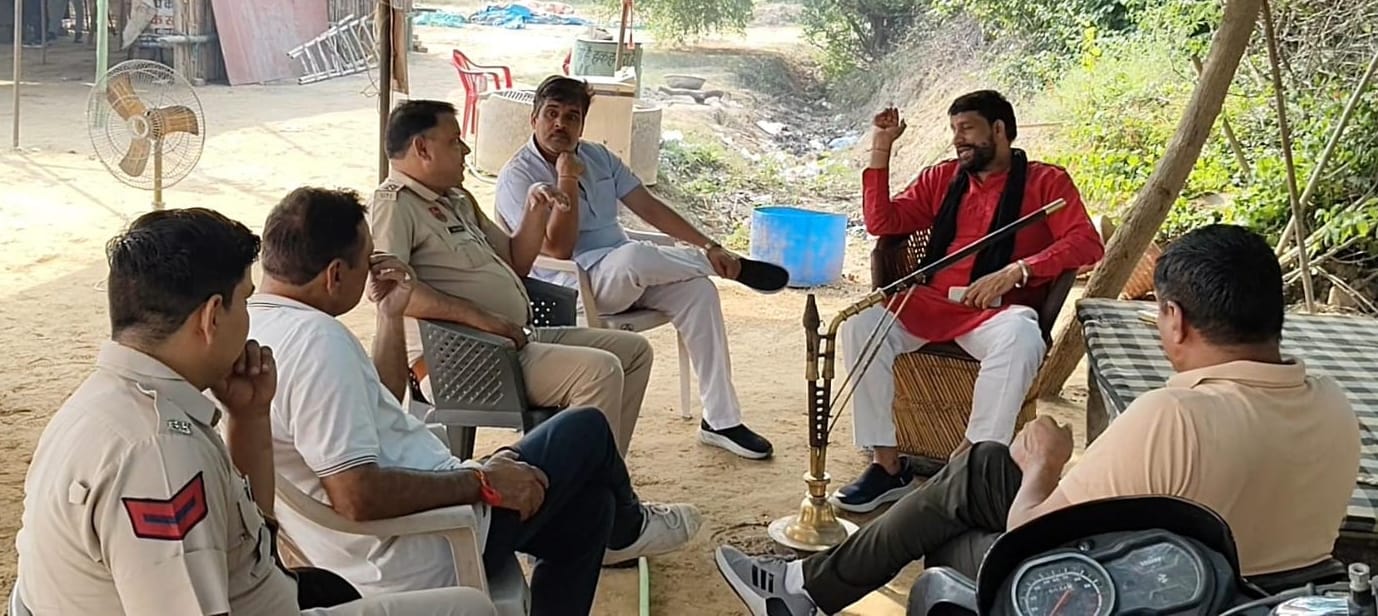 17सीटीके01..मुख्यमंत्री शपथ समारोह में जाने से पहले सेक्टर-6 स्थित तंबू में जाकर पुलिस ने नवीन