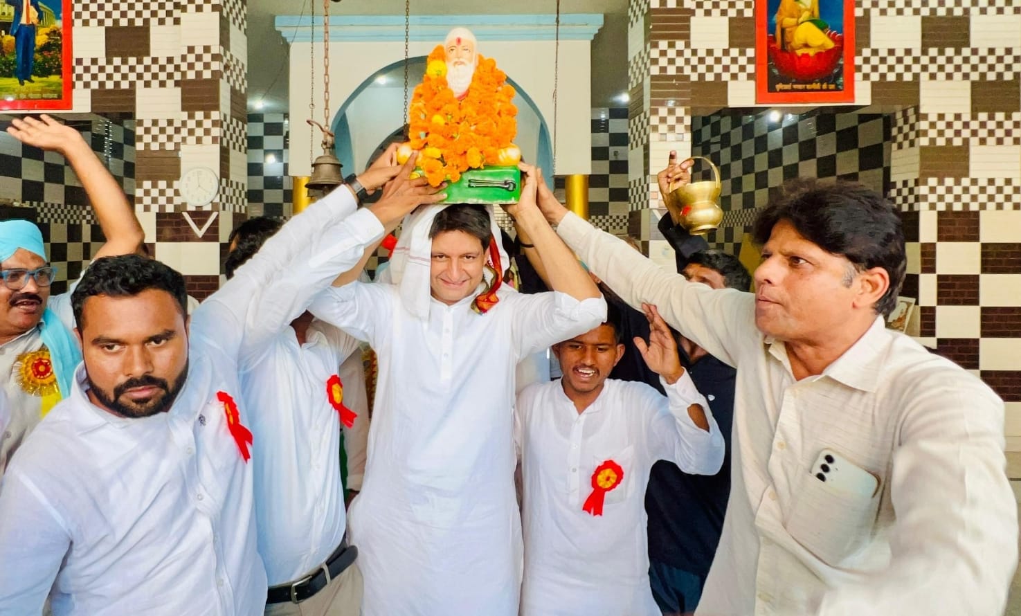17सीटीके03..भगवान वाल्मीकि मेला में सांसद दीपेंद्र हुड्डा का स्वागत करते वाल्मीकि समाज के सदस्य 17सीटीके03..भगवान वाल्मीकि मेला में सांसद दीपेंद्र हुड्डा का स्वागत करते वाल्मीकि समाज के सदस्य