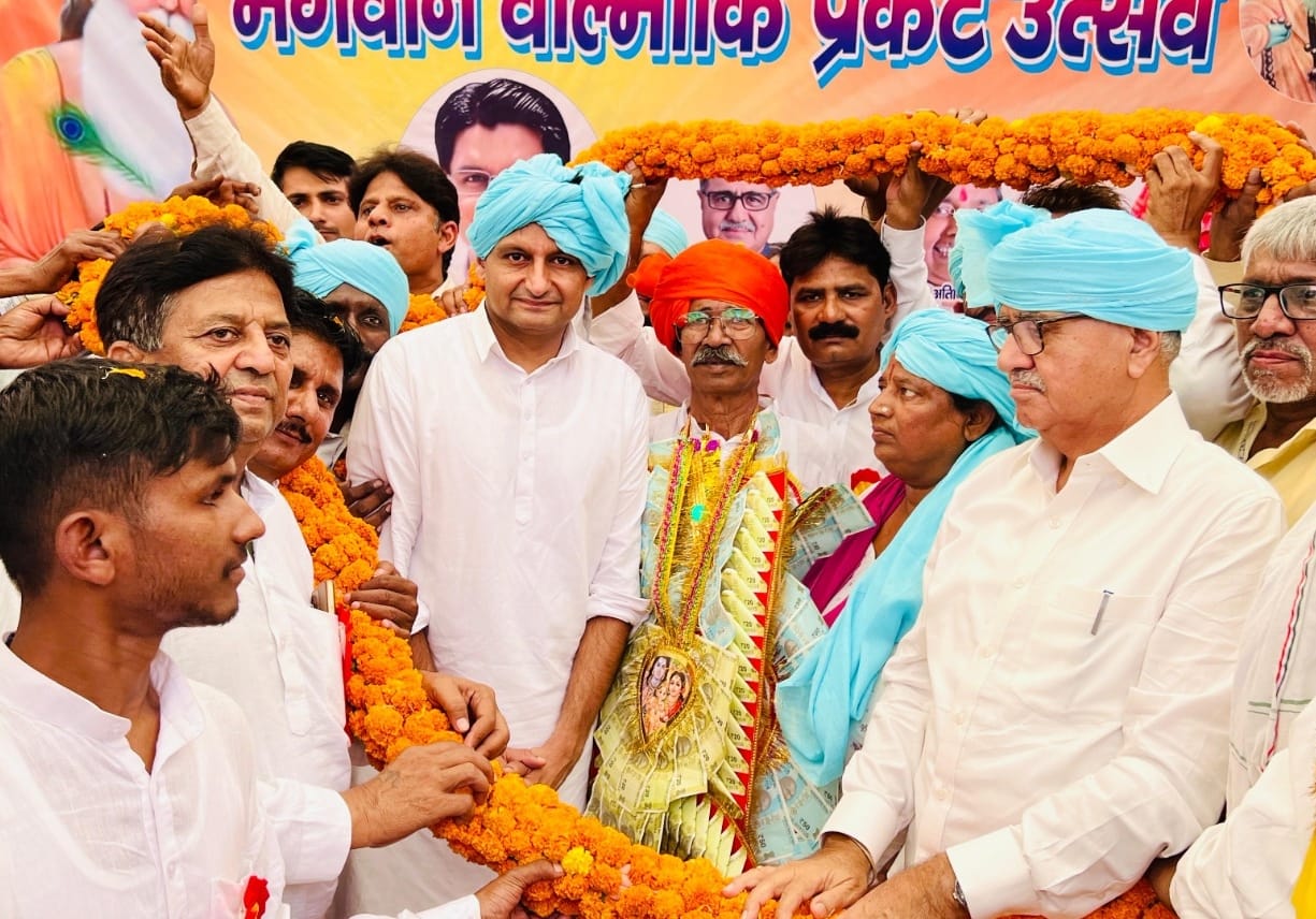 17सीटीके03..भगवान वाल्मीकि मेला में सांसद दीपेंद्र हुड्डा का स्वागत करते वाल्मीकि समाज के सदस्य 17सीटीके03..भगवान वाल्मीकि मेला में सांसद दीपेंद्र हुड्डा का स्वागत करते वाल्मीकि समाज के सदस्य