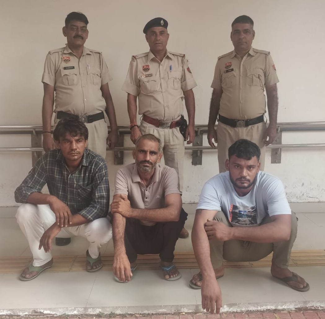 17सीटीके41...पुलिस गिरफ्म में रुपये छीनने की वारदात में शामिल आरोपी। स्रोत:पुलिस 17सीटीके41...पुलिस गिरफ्म में रुपये छीनने की वारदात में शामिल आरोपी। स्रोत:पुलिस