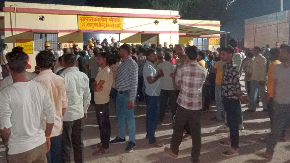 बिल्सी में छात्र की मौत के बाद आक्रोशित लोगों को समझाते प्रभारी निरीक्षक। संवाद बिल्सी में छात्र की मौत के बाद आक्रोशित लोगों को समझाते प्रभारी निरीक्षक। संवाद